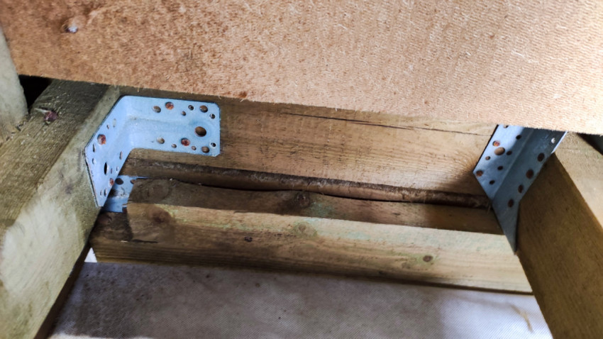 Крепление деревянных элементов каркаса с помощью металлических уголков