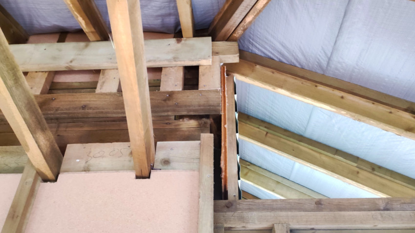 Узел соединения стропильных и потолочных балок в каркасном доме