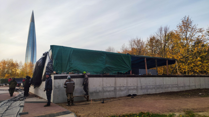 Монтаж бетонной конструкции рядом с Лахта-центром