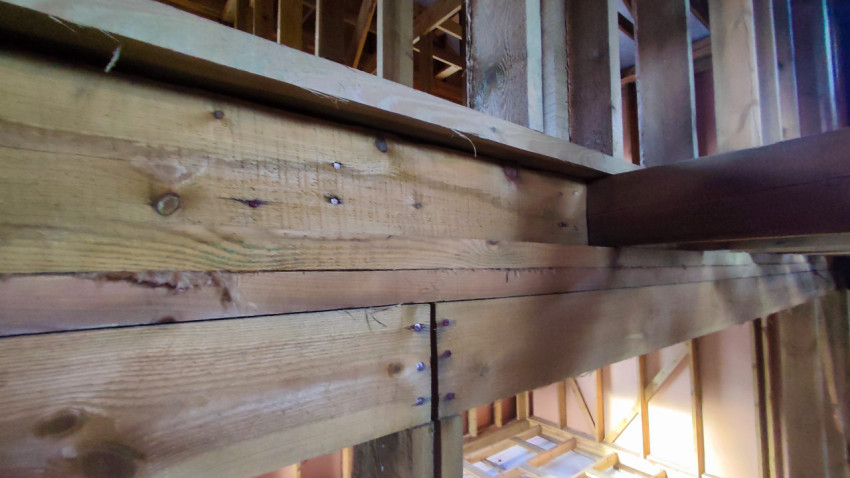 Узел соединения деревянных балок перекрытия каркасного дома