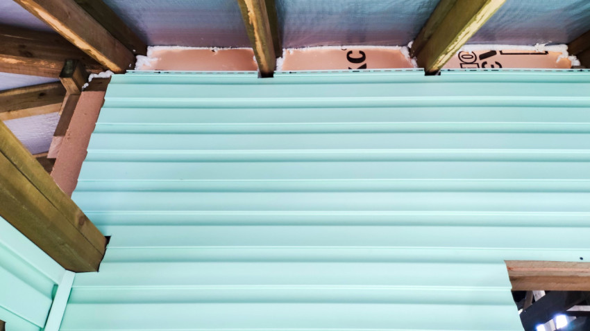 Верхняя часть стены с внешней обшивкой из профлиста и утеплением