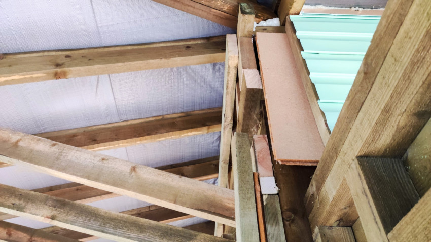 Монтаж кровельных элементов и обшивки на каркасной конструкции