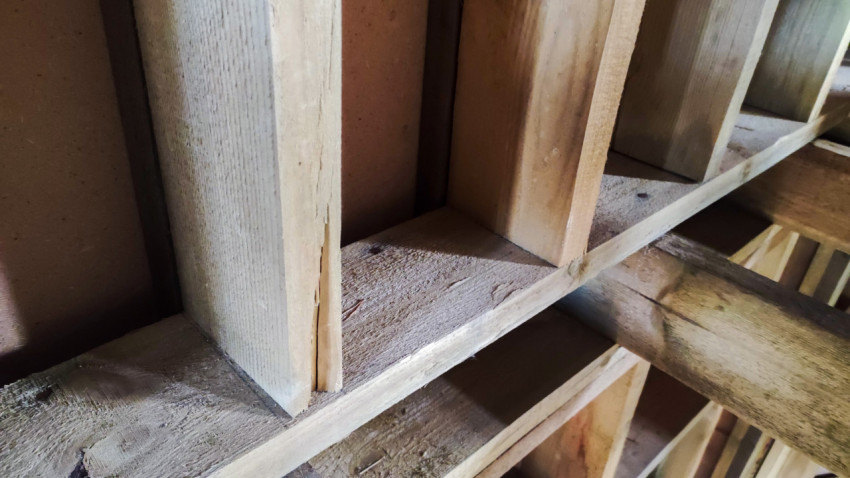 Элементы внутреннего каркаса стены деревянного дома
