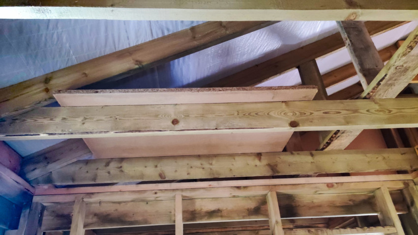 Кровельные балки и черновое перекрытие мансарды