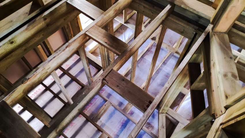 Деревянные балки перекрытия в процессе сборки чернового пола