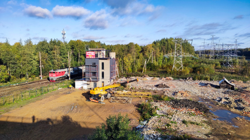 Строительная площадка у железной дороги и линии электропередачи