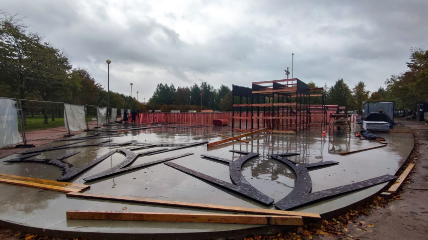 Строительство площадки в парке под дождём