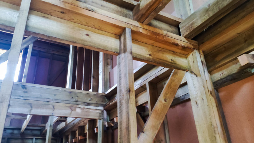 Соединение балок и стоек в узле каркасной конструкции