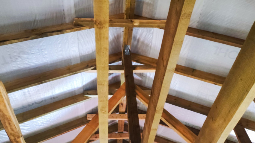 Стропильная система деревянной крыши с пароизоляцией