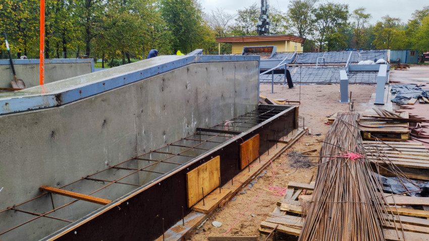 Армирование и опалубка бетонного борта на строительной площадке