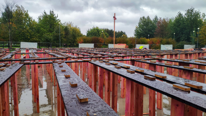 Опалубка из деревянных стоек для заливки бетонной плиты