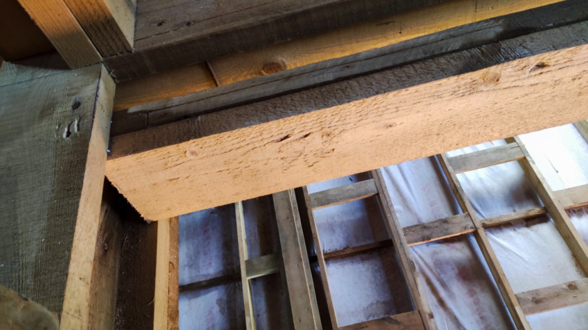 Узел соединения деревянных балок перекрытия внутри каркасного дома