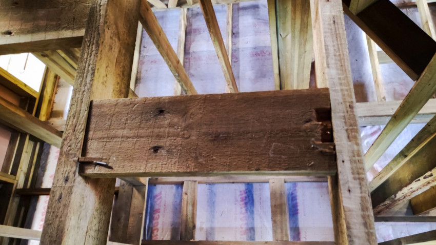 Крепление балки в деревянном каркасе строящегося дома