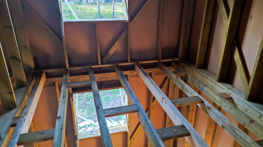 Межэтажное перекрытие и оконные проёмы каркасного дома