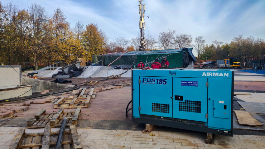 Дизельный компрессор Airman PDS185 на стройплощадке скейт-парка