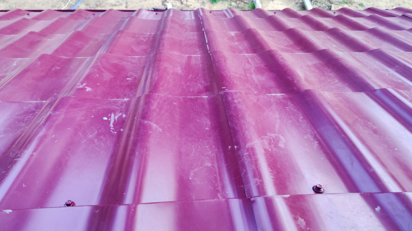 Металлочерепица на скате крыши после монтажа