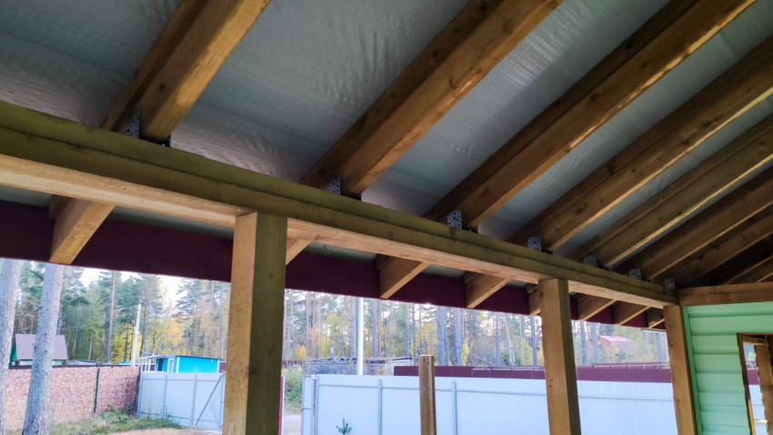 Кровельные балки и металлические крепления деревянной конструкции