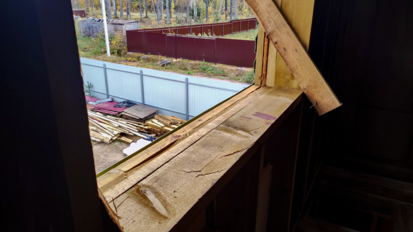 Оконный проём в строящемся деревянном доме