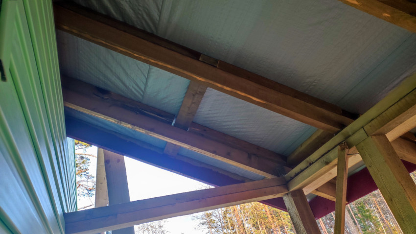 Узел примыкания кровли и фасада деревянного дома