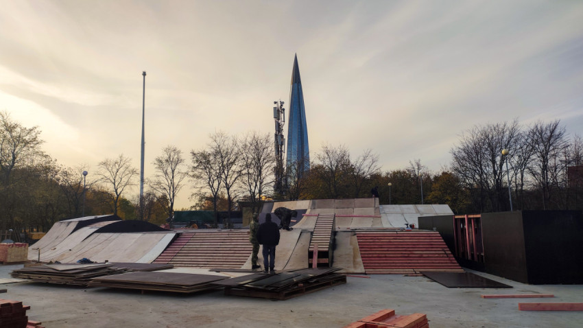 Этап сборки элементов скейт-парка с видом на Лахта-центр