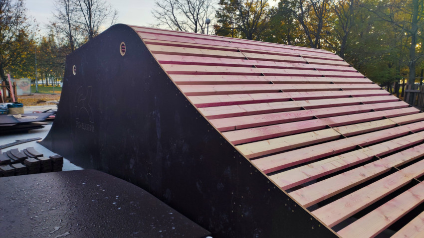 Монтаж обрешётки радиусной рампы скейт-парка