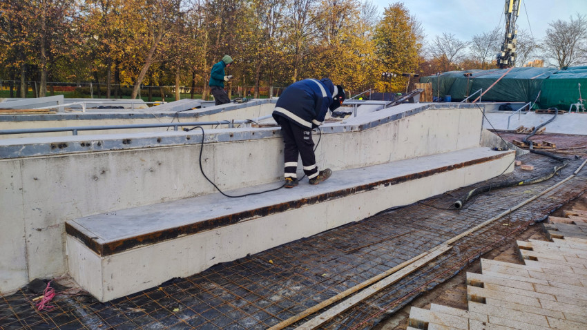 Шлифовка бетонного борта в процессе отделки скейт-парка