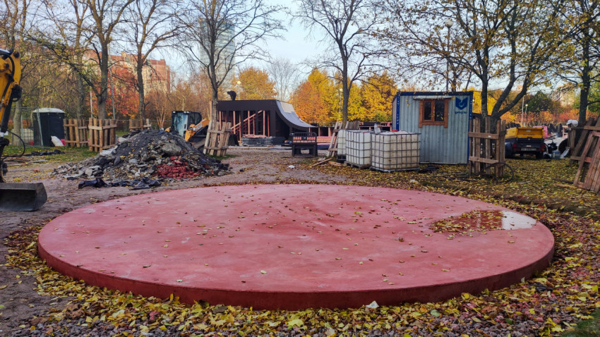 Круглая бетонная площадка на территории строительства скейт-парка