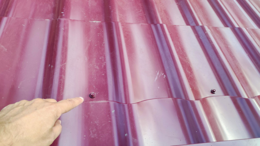 Проверка крепления самореза на кровле из металлочерепицы