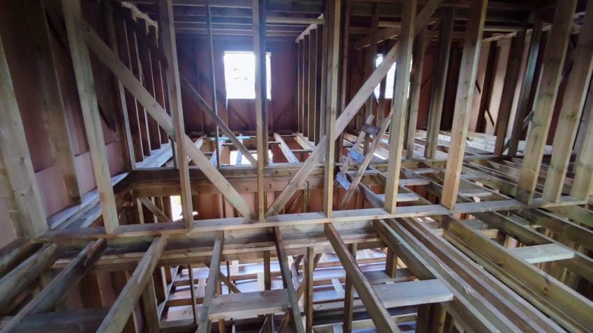 Каркас второго этажа деревянного дома на этапе сборки