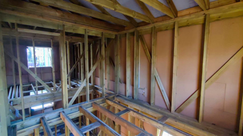 Деревянный каркас второго этажа строящегося дома