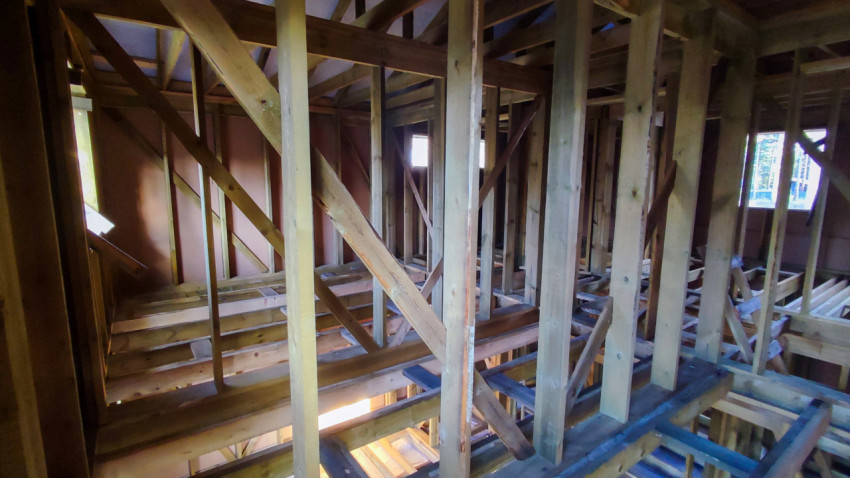 Внутренние несущие конструкции каркасного дома на этапе сборки