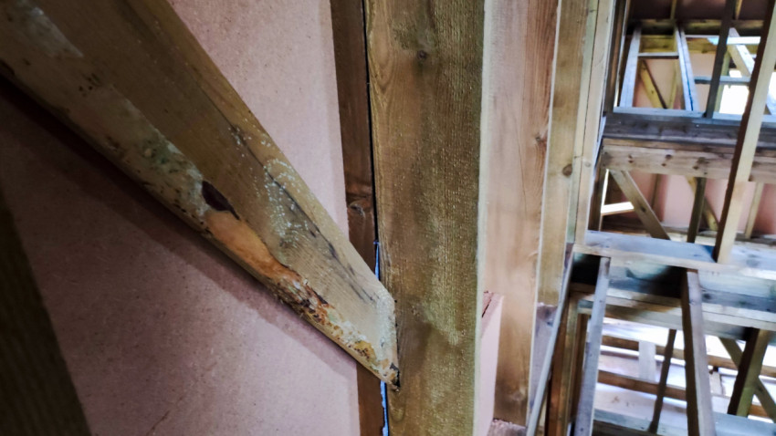 Диагональные связи в деревянном каркасе стены дома