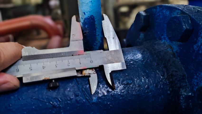 Измерение диаметра патрубка штангенциркулем на трубопроводе