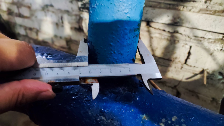 Измерение приваренного патрубка на синем трубопроводе