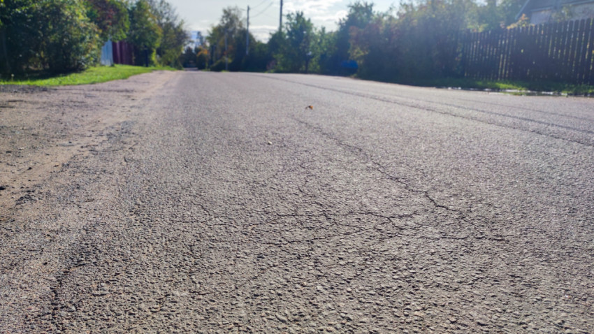 Асфальтированная дорога с трещинами в покрытии