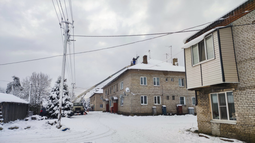 Обслуживание кровли жилого дома с использованием подъемной техники