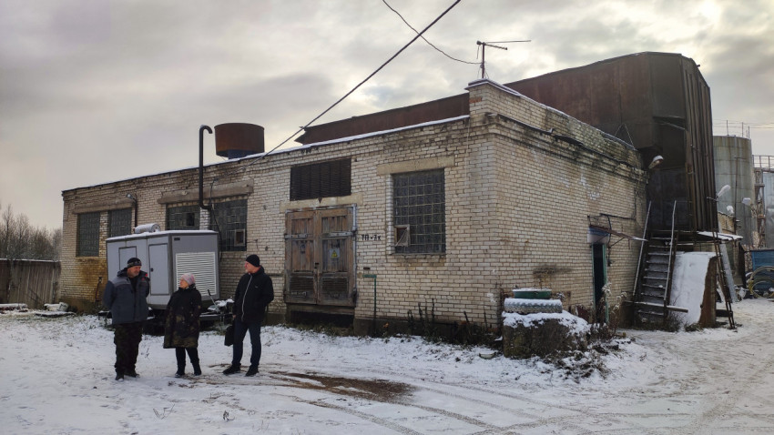 Фасад действующего центрального теплового пункта с персоналом