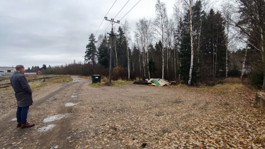 Осмотр участка с железнодорожными путями и линией электропередачи