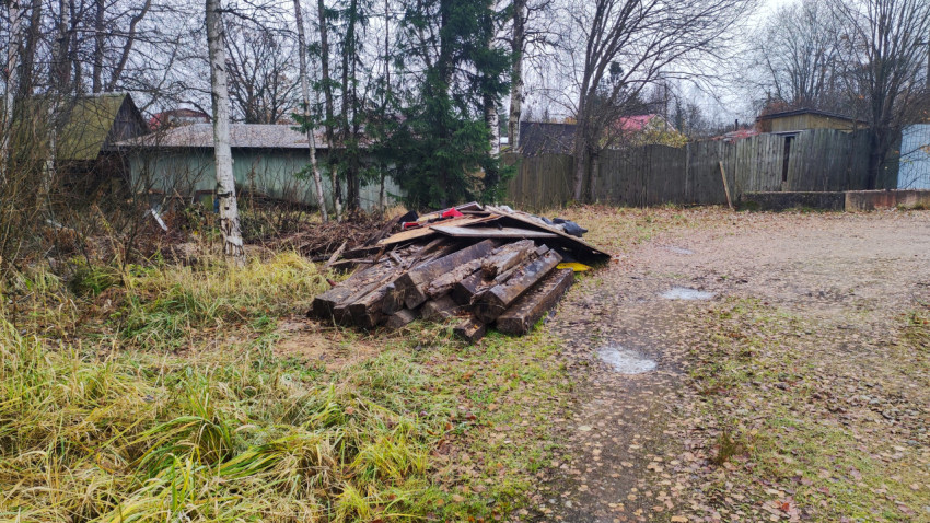 Склад строительных отходов рядом с забором