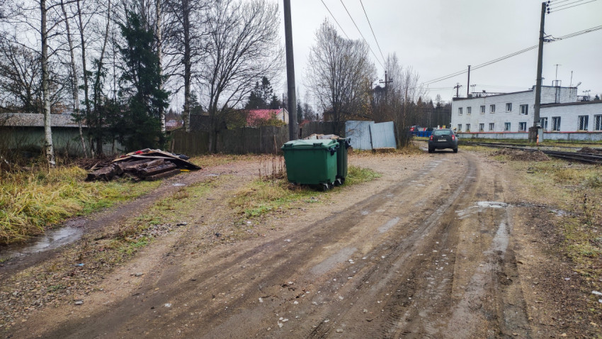 Грунтовая дорога вдоль железнодорожных путей