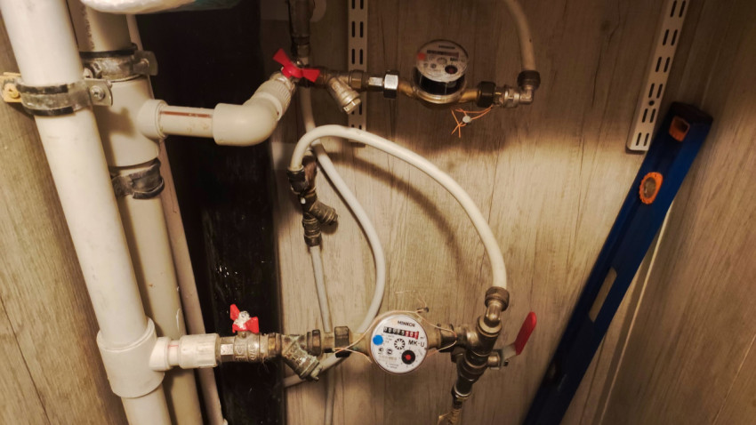 Счётчики воды и трубопровод в санузле жилой квартиры