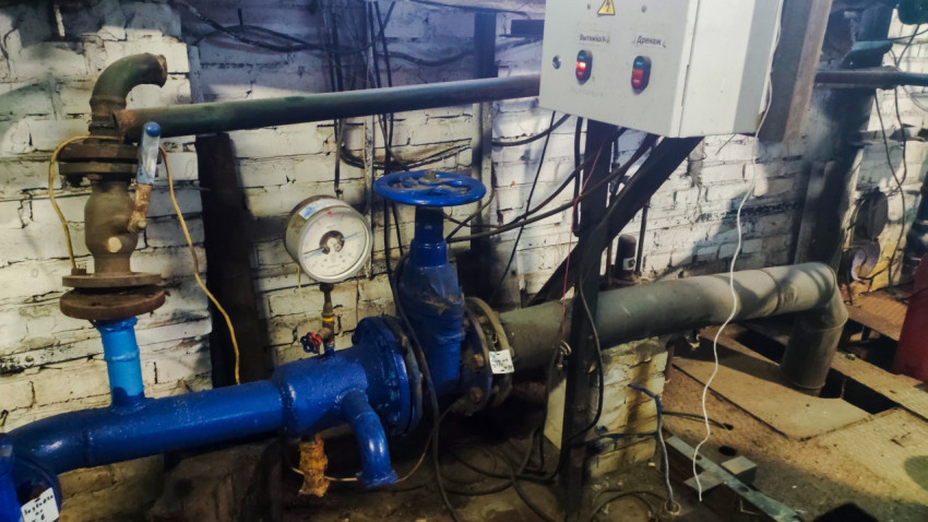 Узел трубопровода с вентилем и манометром