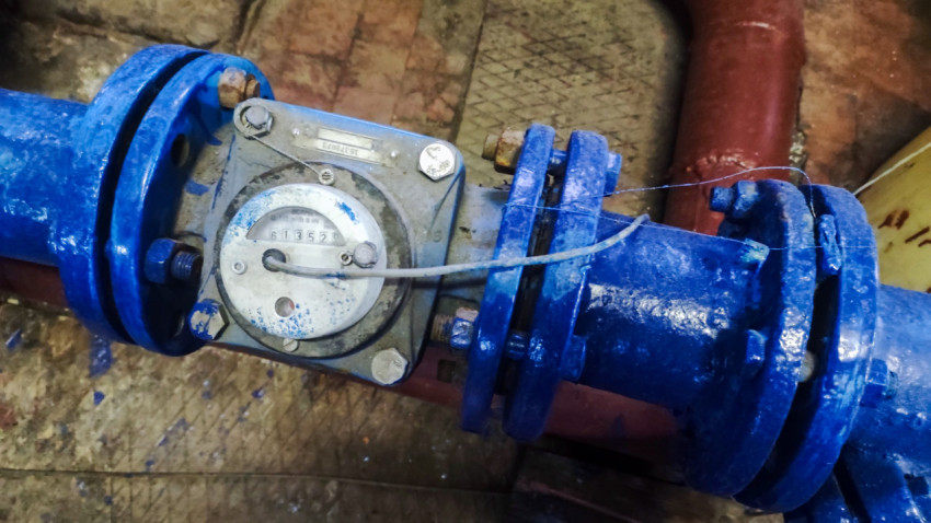 Узел водомера с трубопроводом в монтажной зоне