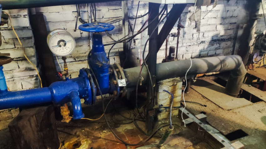 Система трубопроводов с запорным вентилем и электрощитком