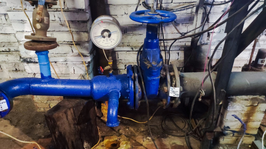 Фланцевое соединение трубопровода и манометр в тепловом узле