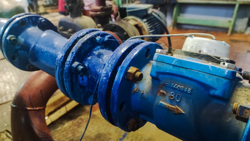 Узел учета воды с маркировкой направления потока