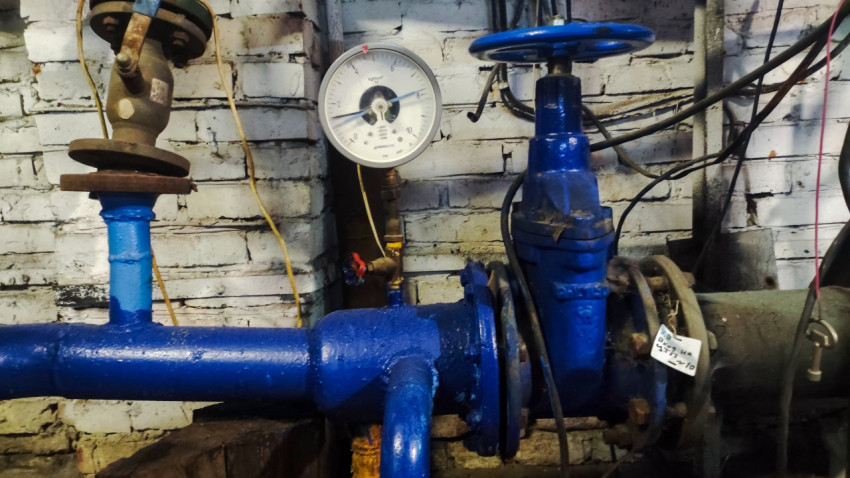 Манометр и вентиль на трубопроводе теплового узла