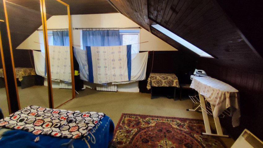 Комната мансардного типа с сушкой белья и зеркальным шкафом