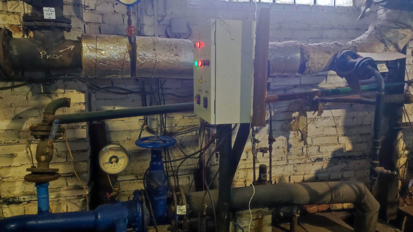 Электрощит и теплоизоляция трубопровода в тепловом пункте
