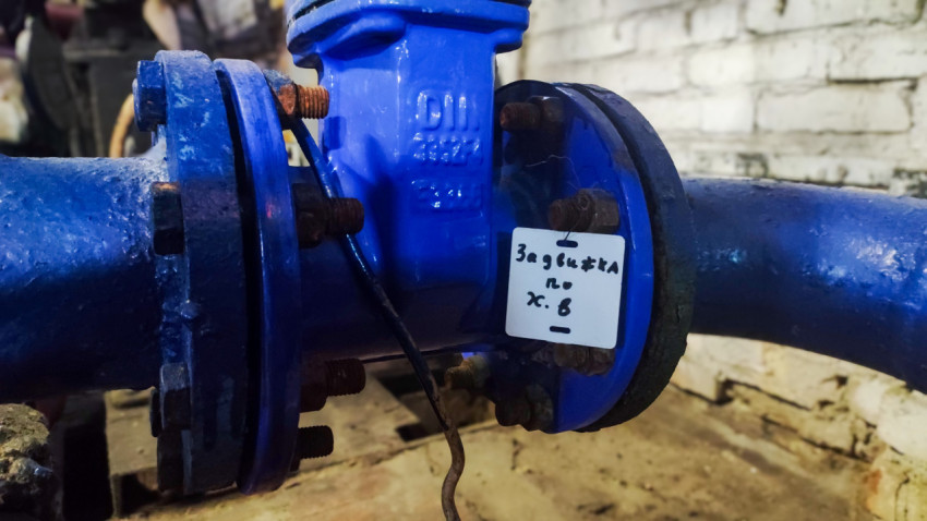 Фланцевая задвижка на трубопроводе холодного водоснабжения